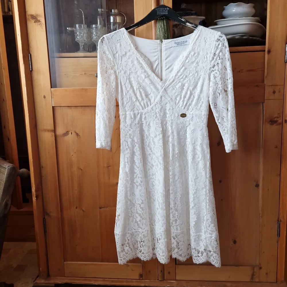 Jättefin vit spetsklänning med trekvartsärm ifrån Chiara Forthi, endast använd 1 gång! Passar jättefint till bröllop, student och skolavslutning osv  Storlek S🌻. Klänningar.