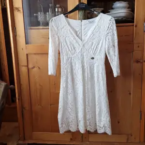 Jättefin vit spetsklänning med trekvartsärm ifrån Chiara Forthi, endast använd 1 gång! Passar jättefint till bröllop, student och skolavslutning osv. Storlek S🌻