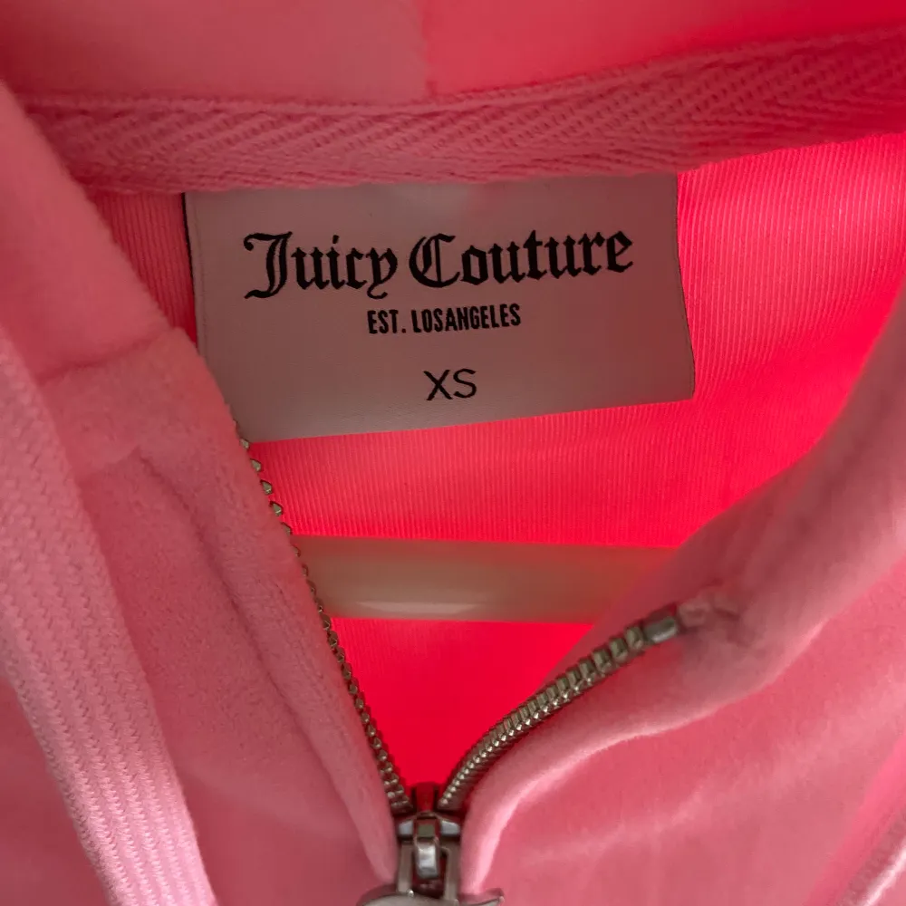 Säljer en rosa jätte fin juicy couture kofta. Jätte bra skick då den är andvänd ett få tal gånger.💗. Tröjor & Koftor.