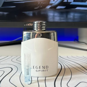 Montblanc Legend Spirit - Parfym Samples av Montblanc Legend Spirit! Finns i 1ml, 2ml, 3ml, 5ml och 10ml. 1ml=17kr, 2ml=35kr, 3ml=49kr, 5ml=65kr, 10ml=119kr. 18kr frakt, betala med Swish eller köp på vår hemsida: totalscent.shop😁