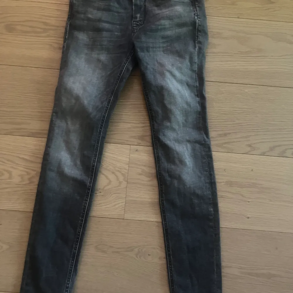 Tja säljer nu ett par helt nya Jack and Jones jeans i storleken w28 l32 ändast tästade.. Jeans & Byxor.