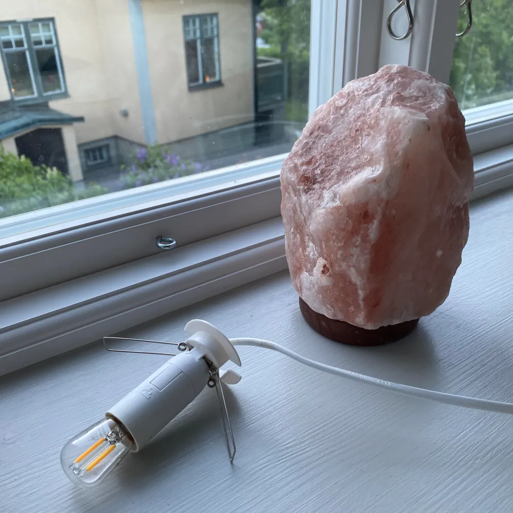 Salt lampa som väger ca 2kg. Den har en liten mörkare naturell del som är samma form som et hjärta. Använd, perfekt skick . Övrigt.