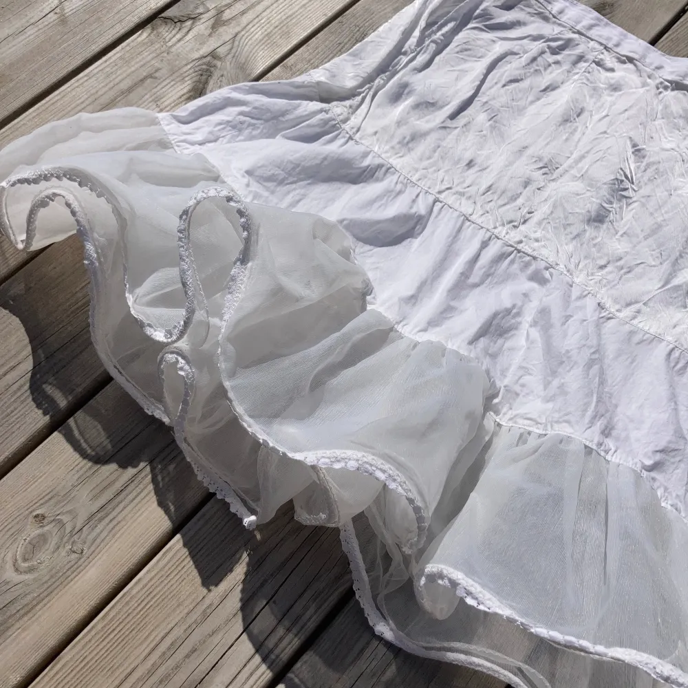  Så fin vit sommar kjol med puffig volang längst ner!    knälång längd🌸 . Kjolar.