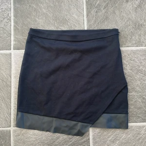 Kjol - Sparsamt använd, fake läder detalj på framsidan.