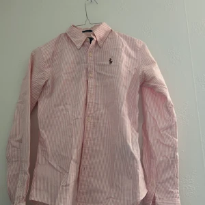 Skjorta  - Skjorta från Ralph L köpte 799kr har använt 2 gånger. Säljer 150