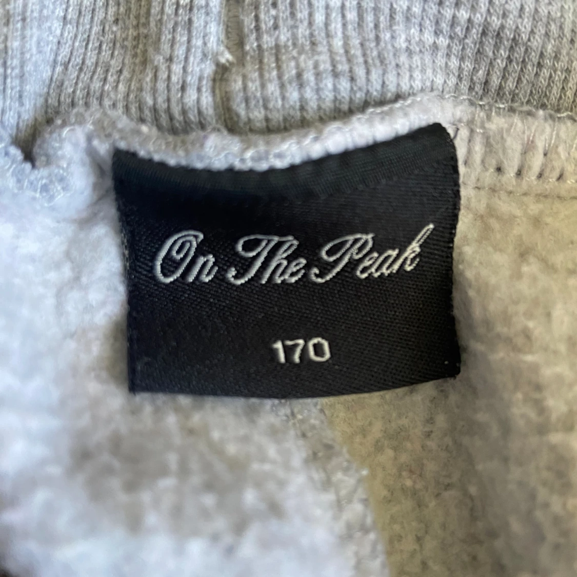 Grå mjukisbyxor från On The Peak - 92