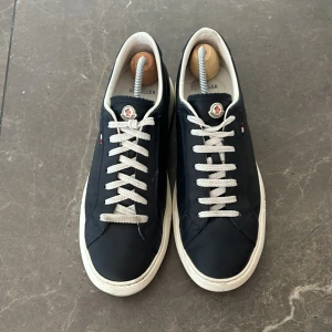 Moncler skor - Säljer nu mina Moncler skor väldigt bra skick!