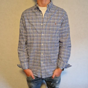 Ralph lauren skjorta  - Tjena! Säljer en riktigt schysst skjorta från ralph lauren. Skicket på skjortan är 9.5/10. Modellen är cirka 182 cm. Har du några frågor eller funderingar så hör av dig // IC_RESELL 