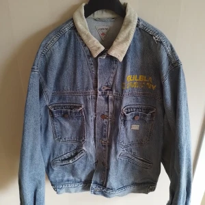 Vintage turné-jacka Lena Ph  - Vintage jeansjacka från Gul & Blå. Turnejacka från Lena Philipssons -89 tour. Tillverkad i Japan i storlek XL (sitter oversize-bra på mig som har L). En riktigt unik piece i bästa workwear stil.