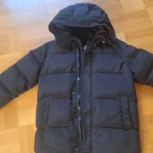 Canada Goose jacka - Fin Vinterjacka från canada goose äldre modell, Hel och ren. Har själv köpt denna begagnad därav priset. Ingen byten. Grabben säljer då han vill köpa en annan vinterjacka