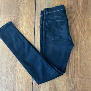 Tiger of Sweden jeans  - Tja ! Säljer nu dessa jätte snygga jeans. Säljer de då jag rensar min garderob. Modellen är slim fit. Säljs för 399. Storlek 29/32. Skick 9/10 inga slitningar eller något. Vid frågor hör av dig 😊