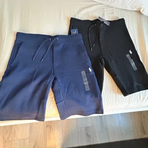 Ralph Lauren Shorts 2x HELT NY DN - Hej  Säljer mina Ralph lauren dubble knit premium shorts, helt nya då jag ej hunnit använda de. Tyvärr har jag vuxit ur dom  Helt nya och oanvända med en lent tyg väldigt skön inför sommarn Storlek S/M 1000kr - 2 st  650- 1 st