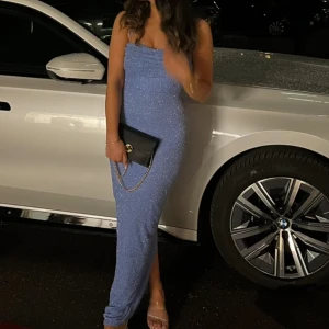 Oh polly klänning - Balklänning/festklänning Storlek S Endast använd en kväll Ny skick Sitter och formar kroppen jätte fint Pris kan diskuteras vid snabb affär 