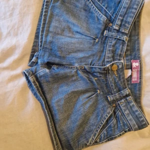Jeansshorts  - Jättesöta shorts från hm, tror dem köptes för länge sen och kvaliteten känns väldigt bra. Passar tyvärr inte mig. Väldigt fint skick!