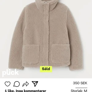 Teddy jacka - Säljer denna jättefina jacka jag aldrig andvänt, köpte på plick men den är i väldigt fint skick med inga defekter, inte min Blud men skriv privat för egna bilder🌸