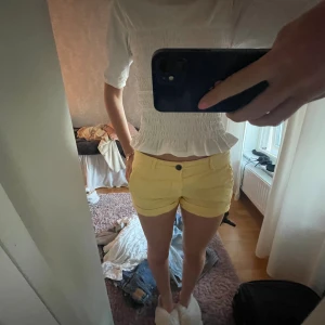 Jeansshorts  - Söta gula jeansshorts! 