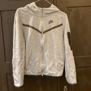 Nice tech fleece  - Säljer min Nike tech fleece då den inte kommer till användning. Det är inga hål fläckar eller annat. Det bruna på lappen är att jag har haft en namnlapp som suttit där. Jag är 162 och den är lite oversized 