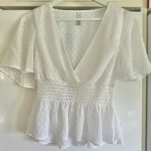 Topp - Gullig vit topp/blus från New Yorker💕Använd fåtal gånger, fint skick. Jättefin till sommaren och skolavslutning💞 Använd gärna ”köp nu” och skriv vid frågor📦