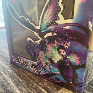 Shinobu Kocho Figur Demon slayer  - Shinobu kocho figur, svärdet gick sönder så tar ner priset. Inget är trasigt eller har inga märken. bara lite dammigt går, tvättar det sen om köpt. Skriv till mig för mer info 