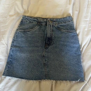 jeans kjorl - En fin jeans kjol från vero moda. Kan inte minnas att den någonsin blivigt använd. Alltså i väldigt fint skick utan skador fläckar osv