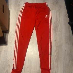 Adidas byxor  - Adidasbyxor, säljer för jag inte gillar dom. Topp skick helt nya