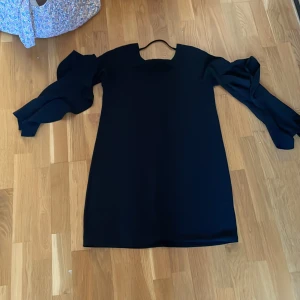 Klänning  - Svart kort klänning, sliten i ryggen men annars fin 