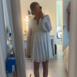 Avsluting/studentklänning - Jättefin klänning från bikbok som passar perfekt till skolavslutningen eller studenten💕 Ednast använd 1 gång så inga tecken på använding💕 postar snabbt!💕pris kan diskuteras 