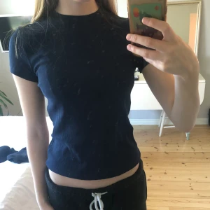 Marinblå tshirt - Jättefin tshirt ifrån weekday som jag aldrig användt 🌸