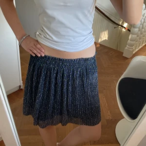 Glittrig zara mini kjol - Väldigt bra skick, den är egentligen i barnstorlek men passar mig som har XS/S