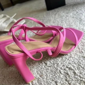 Rosa klackar - Rosa klackar från H&M, storlek 40 men passar mig som är storlek 39 💕