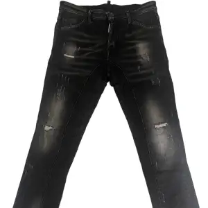 Tjena! Ett par jätte fina dsquared2 jeans riktigt fin skick 10/10 skick. Riktigt fin modell. Säljs pga ny stil. Helt oanvänd har aldrig använt den bara testat på. (AAA Kop1a) priset går att diskuteras självklart :)