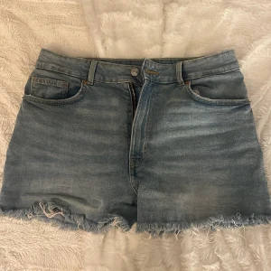 Jeans shorts  - Säljer mina jeans shorts då dom är för stora 