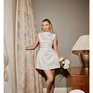 Studentklänning - klänning från odd muse som jag egentligen hade tänkt att ha men har hittat en annan som jag ska ha istället. Säljer därför denna nu. Har fortfarande lapp kvar. Sminkfläck på insidan av klänning vid halsen men inget som syns när man har på sig den.