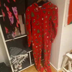 En jul jumpsuit som har använt ett få tala gånger! Köpt fårn H&M ett tag sen!  Inga defekter! Har storlek 158/164, passar mig som vanligt viss har S 