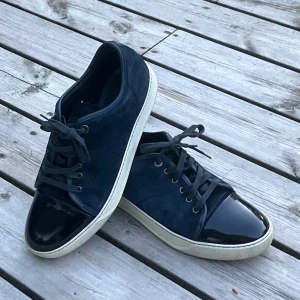 Lanvin skor - Säljer nu dessa sjukt snygga och fräscha lanvinskorna. Skicket är 9,5/10 och har endast använts ett fåtal gånger. Endast skor tillkommer. Pris kan diskuteras! Hör av er vid frågor!