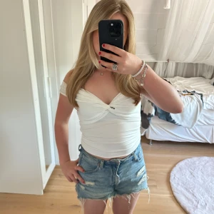 Topp - Säljer dena väldigt snygga sommar topp. Säljer pågrund av att den inte kommer till andhämtning men den är så sjukt snygg!🤩  Skriv om fler bilder eller funderingar💕   Alldrig använd men lappen är inte kvar!💓