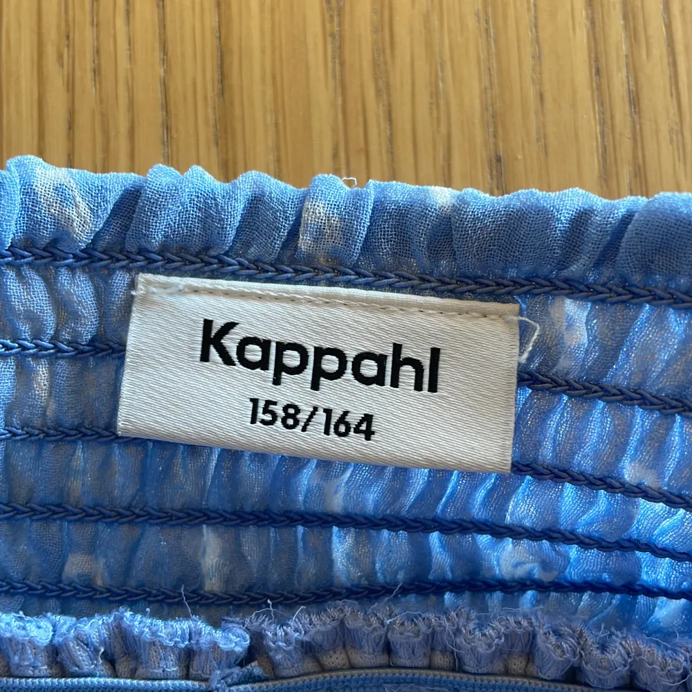 Blå volangkjol från Kappahl i storlek 158/164. Fint blommigt mönster på. Säljer pga inte min stil längre.🍇🩷. Kjolar.