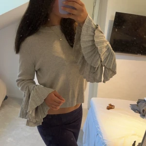 Blus  - Säljer denna så fina blus/sweatshirten med utsvängda armar, perfekt till en klänning i sommar! 