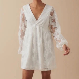 Studentklänning  - Jättefin studentklänning från Gina! Helt oanvänd! Köpt för 800kr.