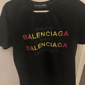 En svart Balenciaga T-shirt. I bra skick. Säljer pga ingen användning av längre. Storlek S.
