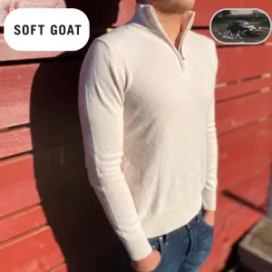 Säljer denna trendiga Soft Goat kofta i 100% Kashmir! Storlek M, men Soft Goats modeller är mindre i storlek så passar S. Koftan är i 10/10 skick och in princip helt ny. Nypris 2 495kr. Fraktar men möts i Stockholm! Hör av dig vid minsta fundering👊🏼 