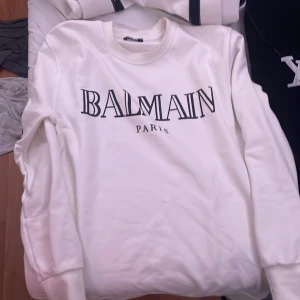  balmain paris tröja - fet balmain paris tröja  storlek L säljer för den inte passar längre inga defekter skriv om funderingar byten går qr scan som tar en till balmains sids