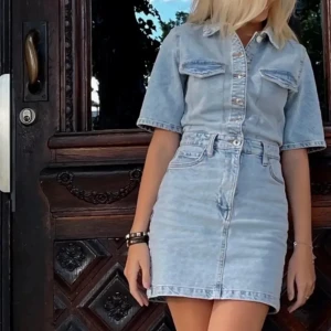 Jeansklänning - Jeansklänning från Mango! Använd ca 2 ggr