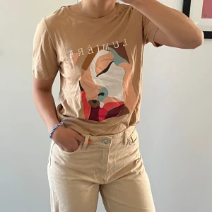 Vardaglig t-shirt - En lättsam och vardaglig t-shirt med tryck. Den är tunn och sval samt passar bra med många plagg!😊