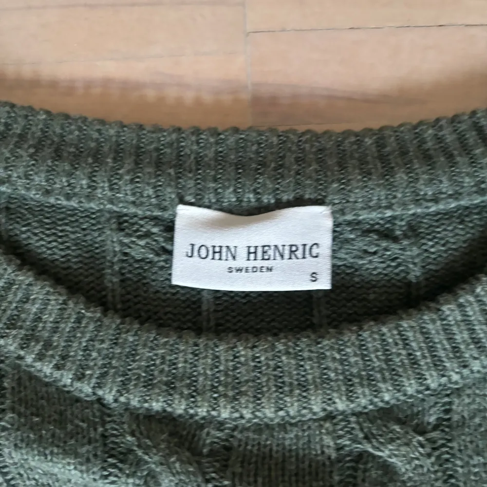 Hej, säljer min John Henric tröja som är varsamt andvänd. . Stickat.