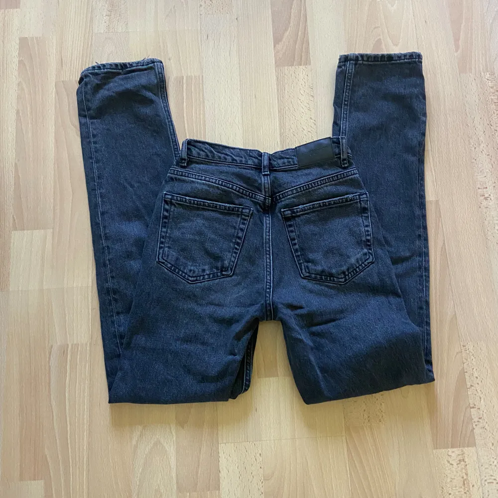 Säljer dessa svarta Midwaist straight jeans från Gina Tricot, säljer då dom är för korta och inte kommer till användning längre💗  Midja rakt över: 32 cm Innerbenslängd: 77 cm. Jeans & Byxor.