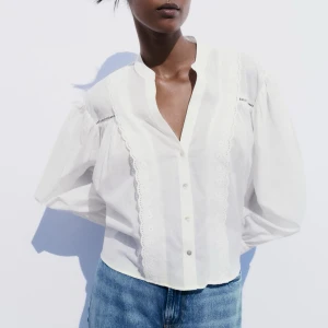 Vit blus - helt oanvänd vit blus som köpt på zara kommer inte till användning🫰🏼är i storlek M men passar S