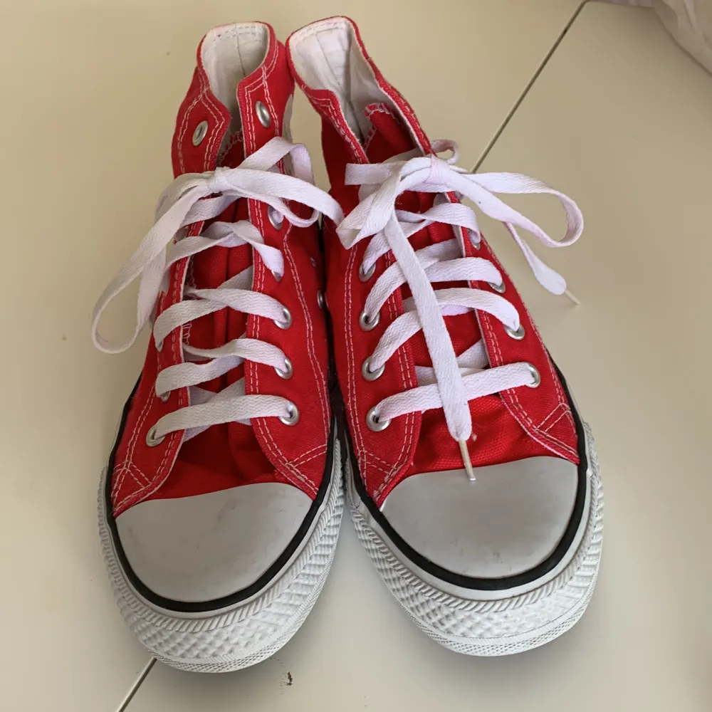 Höga röda Converse stl 37 i mycket gott skick säljes pga för små. . Skor.