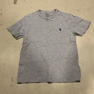 Ralph lauren tshirt - Tjena säljer denna fina gråa ralph lauren tshirten i storlek 140 så passar xxs-xs nypris är ca 1000, hör av dig vid fler frågor!