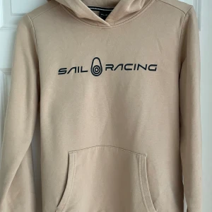 Sail Racing hoodie - En snygg och skön Sail Racing hoodie i storlek 170, den är även i mycket bra skick. Vill ni ha flera bilder är det bara att höra av er.